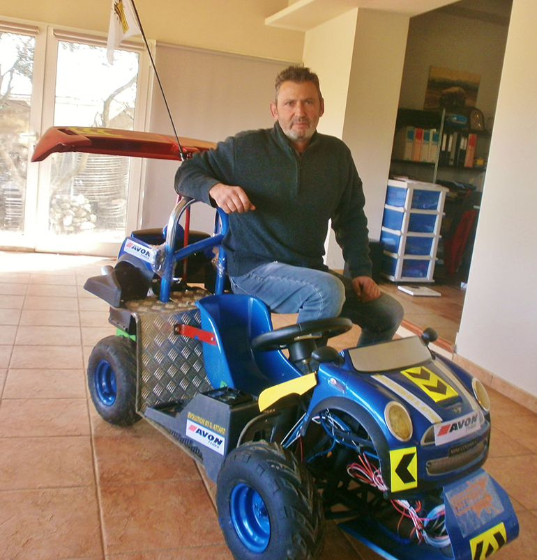 Ο Στέφανος Αττάρτ με το όχημα που έφτιαξε για τον εγγονό του