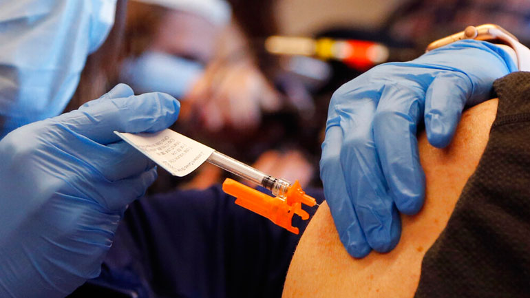 «Ο εμβολιασμός για Covid-19 κατά την εγκυμοσύνη δεν συσχετίζεται με κίνδυνο για τις έγκυες, τα βρέφη ή τα νεογέννητα»