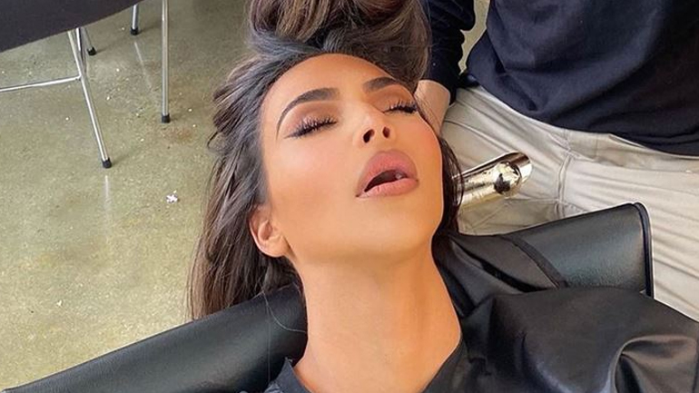 Kim Kardashian: Την πήρε ο ύπνος στην καρέκλα του κομμωτή της!