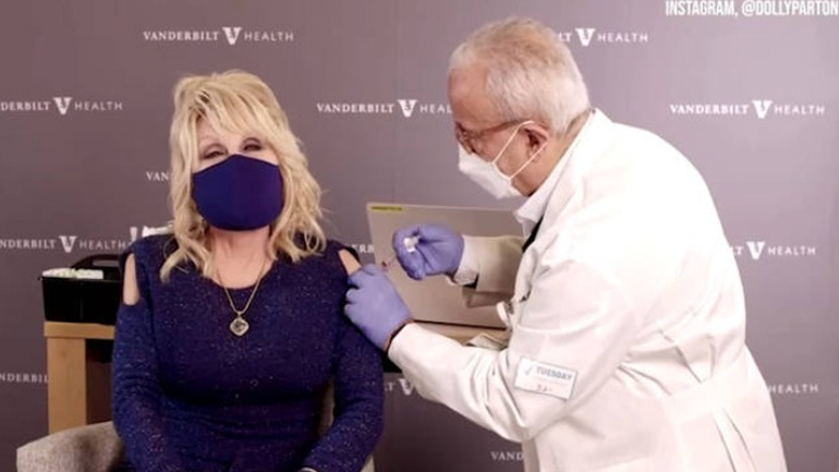 Εμβολιάστηκε η Ντόλι Πάρτον