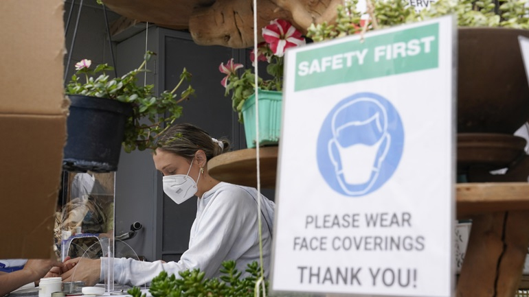 Covid-19: Η επικεφαλής των CDC καλεί τους Αμερικανούς να συνεχίσουν να τηρούν τα μέτρα