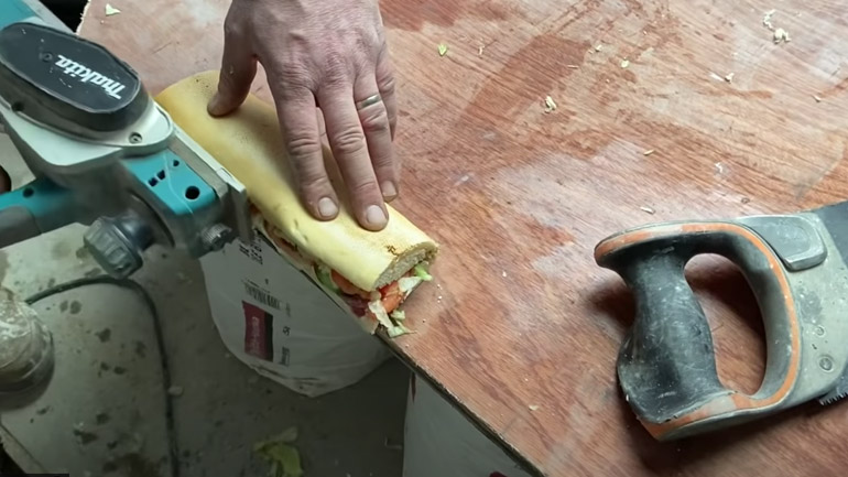 Ετοιμασία ενός σάντουιτς σε ένα εργοτάξιο