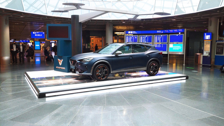 Στο αεροδρόμιο της Φρανκφούρτης το Cupra Formentor.