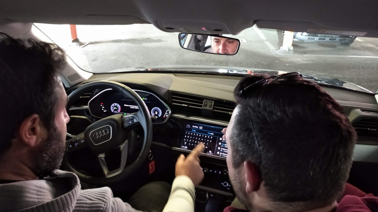 Μέσα στο Audi Q3 ψάχνοντας το σύστημα πλοήγησης