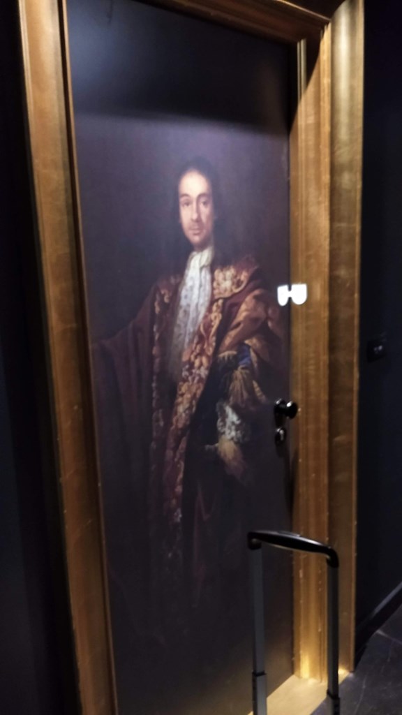 Εκπληκτική η πόρτα του δωματίου μου… όλες οι πόρτες είχαν από έναν αναγεννησιακό ήρωα