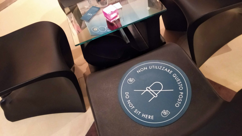 Άφιξη στο ξενοδοχείο με αυστηρά μέτρα κατά του Covid-19