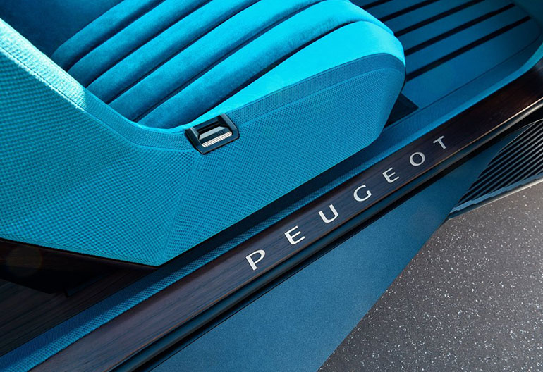 Ακόμα και τα καθίσματα είναι ξεχωριστά...