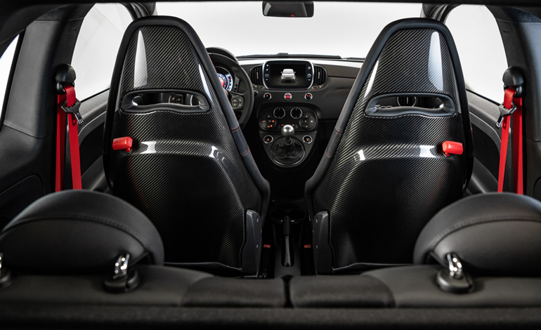 Υπάρχουν και carbon καθίσματα αγωνιστικού τύπου.