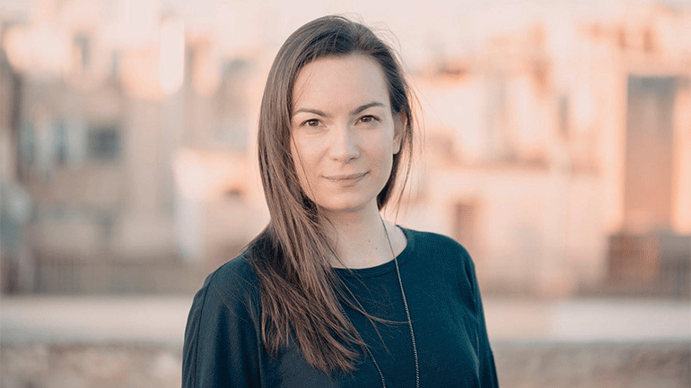 «Χάδια δανεικά» – Ένα νέο τραγούδι από την Κωνσταντίνα Πάλλα