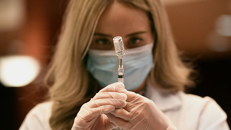 Η Ιταλία θα χορηγεί μόνο μια δόση εμβολίου σε αυτούς που είχαν προσβληθεί προηγουμένως από κορωνοϊό