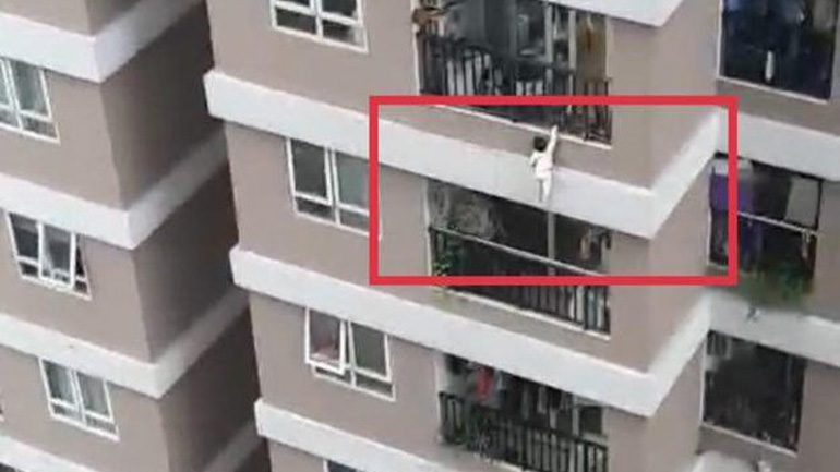 Ντελιβεράς σώζει κοριτσάκι που πέφτει από τον 12ο όροφο πολυκατοικίας