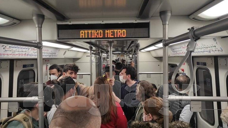 Συνωστισμός σε μετρό και ηλεκτρικό σε περιοχές της Αθήνας