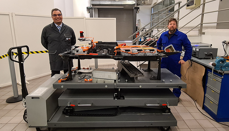 Οι Ανδρέας Καρδάσης και Δημήτρης Μπλιάτας μας έδειξαν πως είναι ένα ηλεκτρικό όχημα χωρίς μπαταρίες, πόσο κοστίζουν και ορισμένα από τα εργαλεία που χρησιμοποιούν