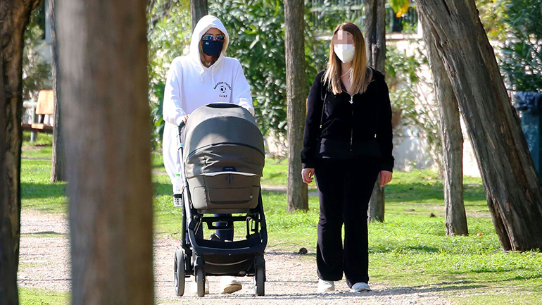 Τζένη Μπαλατσινού: Βόλτα στο Ζάππειο με τον νεογέννητο γιο της