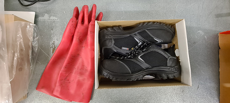 Γάντια και παπούτσια που φορούν όσοι "παίζουν" με τις μπαταρίες ηλεκτρικών αυτοκινήτων...