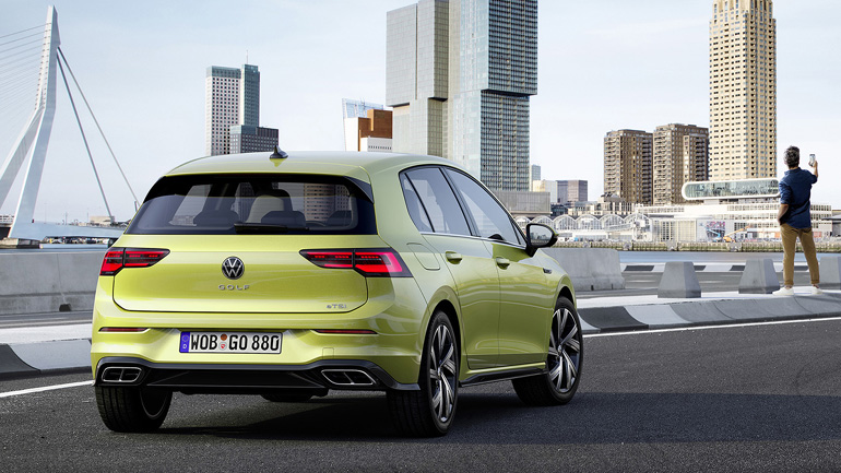 Η ήπια υβριδική των 130 ίππων κοστίζει 26.520€.