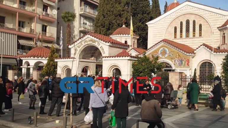 Θεσσαλονίκη: Συνωστισμός έξω από εκκλησία λόγω Ψυχοσάββατου
