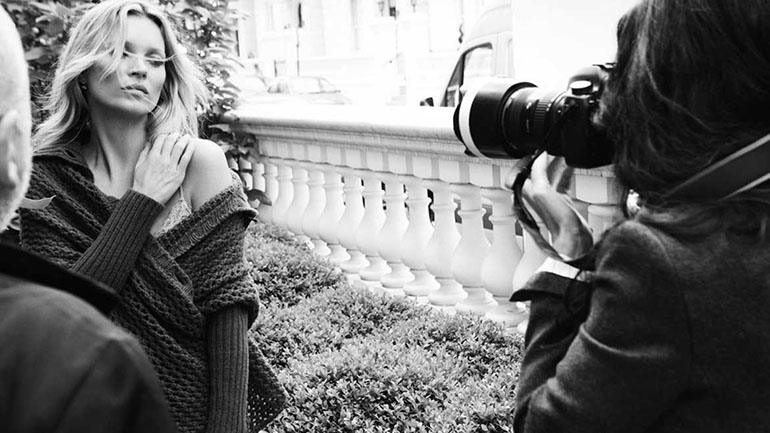 Kate Moss: Πιο σαγηνευτική από ποτέ στα 47 της στο εξώφυλλο της Vogue Hong Kong