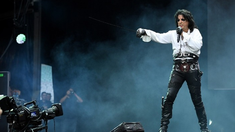 Ο Άλις Κούπερ αντιδρά στη δήλωση του Τζιν Σίμονς ότι «η ροκ έχει πεθάνει»