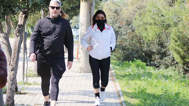 Έλενα Παπαρίζου – Ανδρέας Καψάλης: Βόλτα στη Γλυφάδα για το ερωτευμένο ζευγάρι της showbiz