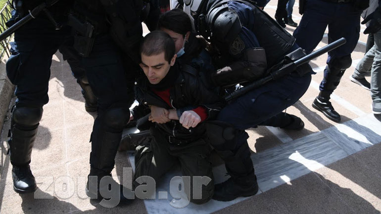 Επεισόδια και χημικά στα Προπύλαια – Συνελήφθη ο γιος του Κουφοντίνα