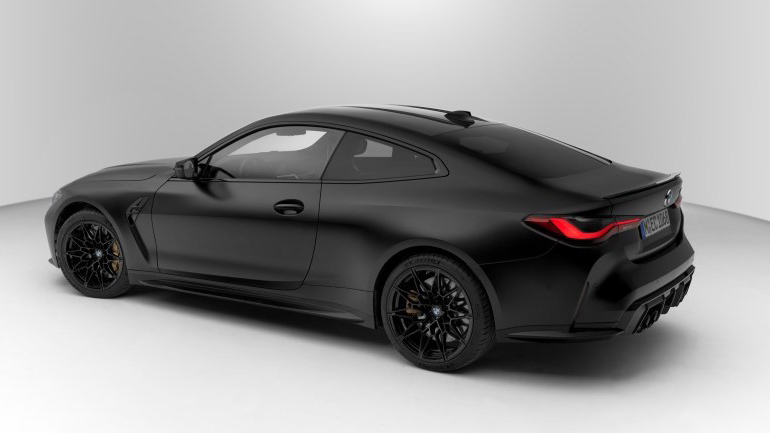 Σε μαύρο ματ χρώμα που αναδεικνύει τις καμπύλες της Μ4