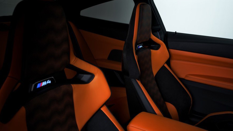 Υπέροχα τα μπάκετ καθίσματα με τα ενσωματωμένα προσκέφαλα και το λογότυπο του μοντέλου