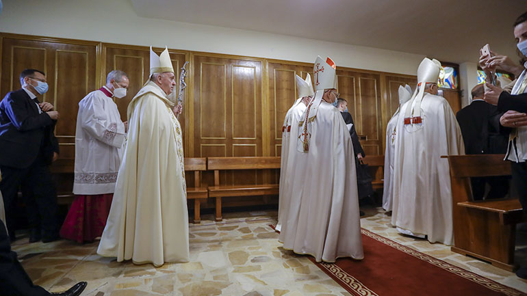 Ο Πάπας τελεί την πρώτη του λειτουργία ενώπιον πιστών στο Ιράκ Ο Πάπας τελεί την πρώτη του λειτουργία ενώπιον πιστών στο Ιράκ