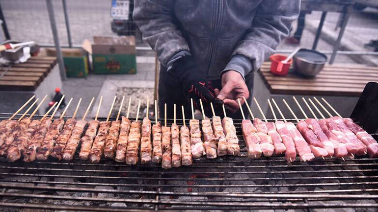 «Κορωνοπάρτι» στην Κοζάνη την Τσικνοπέμπτη – Η γυναίκα που το κατήγγειλε κατέληξε στο νοσοκομείο