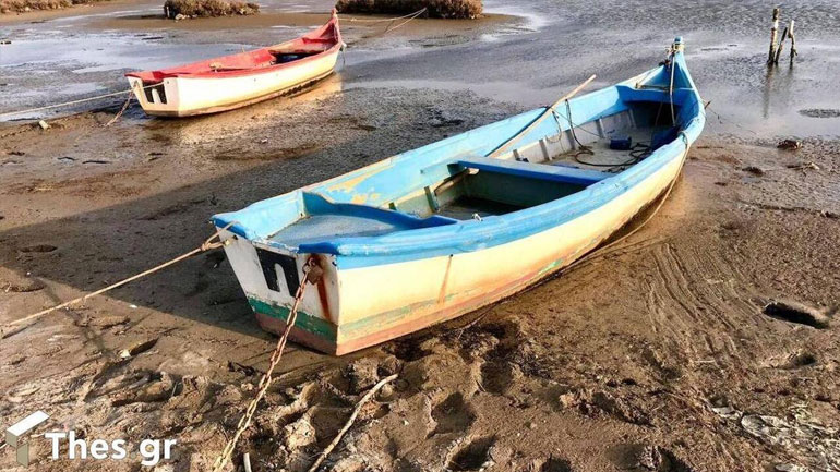 Εντυπωσιακές εικόνες από την άμπωτη: Υποχώρησαν τα νερά στον Θερμαϊκό Κόλπο