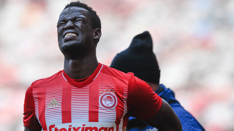 Αγωνία στον Ολυμπιακό για τον Μπα εν όψει Άρσεναλ – Έγινε αναγκαστική αλλαγή λόγω ενοχλήσεων στη μέση