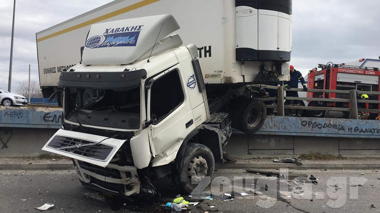 Σοβαρό τροχαίο στη Λεωφόρο Κηφισού – Νταλίκα δίπλωσε και βγήκε στο αντίθετο ρεύμα