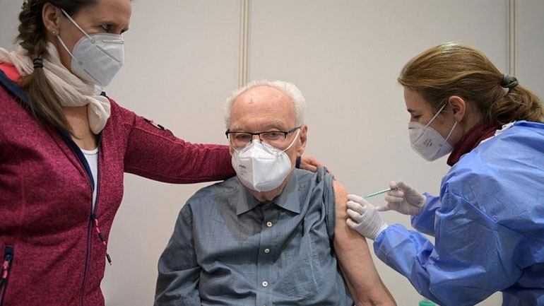 Εφικτή η ολοκλήρωση του εμβολιασμού των ενηλίκων ως τα μέσα Αυγούστου στη Γερμανία