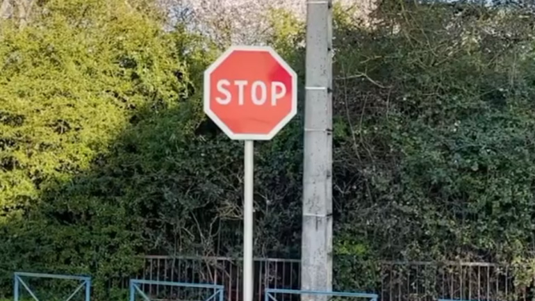 Βανδαλισμός πινακίδας STOP σε 1 δευτερόλεπτο Βανδαλισμός πινακίδας STOP σε 1 δευτερόλεπτο