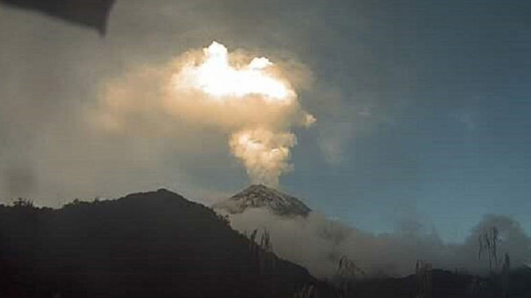 Ισημερινός: Επανήλθε σε ομαλή λειτουργία το αεροδρόμιο της Γουαγιακίλ, που είχε κλείσει εξαιτίας ηφαιστειακής τέφρας