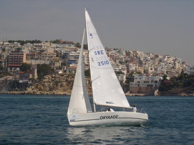 Το 1988 ο Γιάννης Κωστόπουλος δημιούργησε την ιστιοπλοϊκή ομάδα της Ωκυάλου