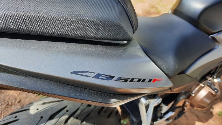 Επιθετική σχεδίαση της ουράς του νέου CB500F δίνει σπορ χροιά στη μοτοσικλέτα.