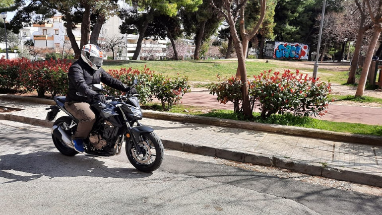 Άνετη σέλα και καλά μελετημένη τοποθέτηση των μαρσπιέ και του τιμονιού