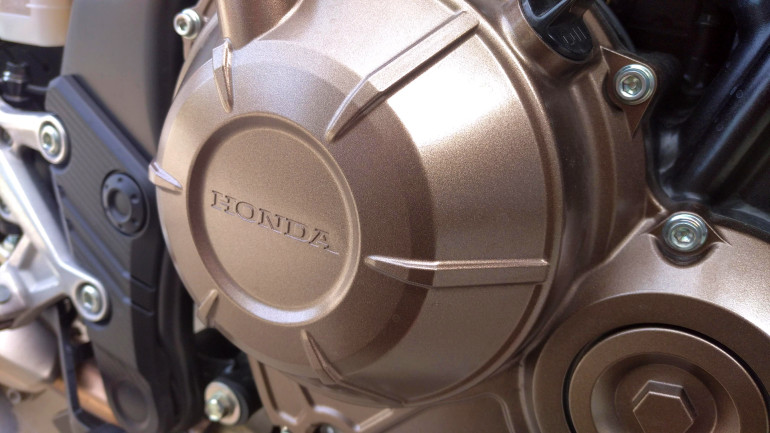 Δικύλινδρο σύνολο 471 κ.εκ. με πλούσια ροπή σε όλο το φάσμα των στροφών.