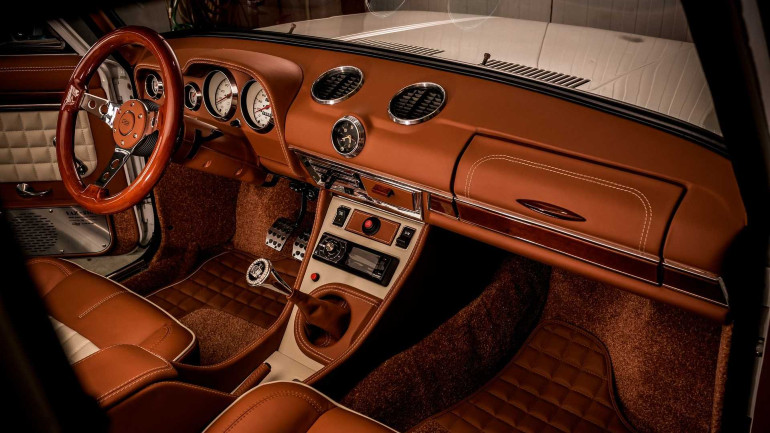 Ξύλο και δέρμα παντού με ένα αποτέλεσμα πολύ εκλεπτυσμένο.