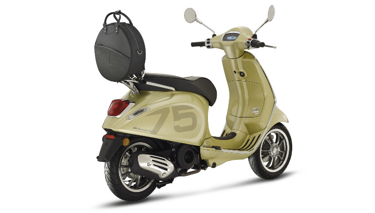 Η δερμάτινη τσάντα στη σχάρα θυμίζει τη ρεζέρβα της θρυλικής Vespa.