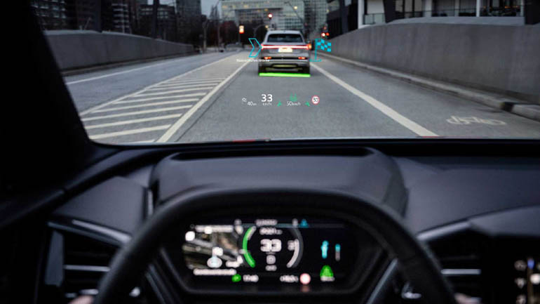 Οι πληροφορίες εμφανίζονται στο παρμπρίζ σε μορφή επαυξημένης πραγματικότητας.