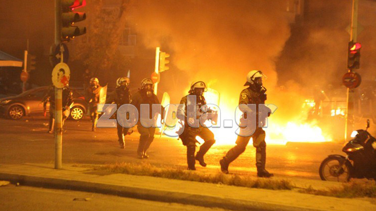 ΕΛ.ΑΣ.: Τρεις τραυματίες αστυνομικοί στα επεισόδια στη Νέα Σμύρνη