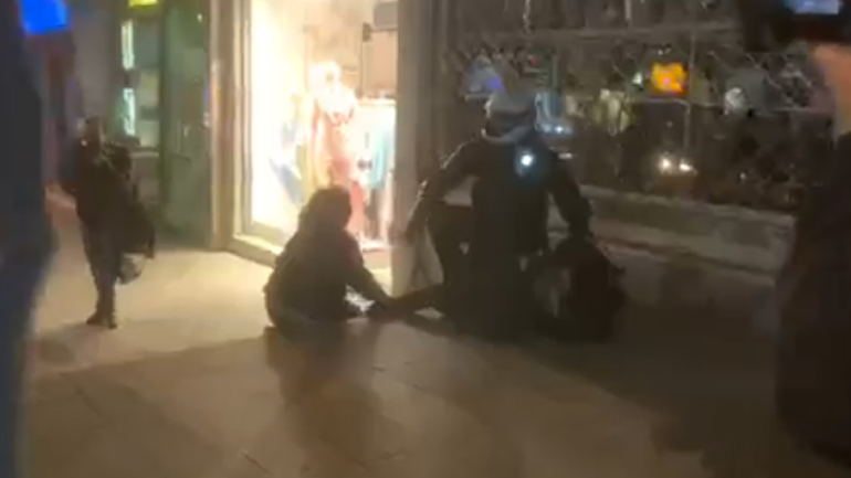 Ένταση μεταξύ αστυνομικών και δημοσιoγράφων στη Νέα Σμύρνη κατά τη διάρκεια προσαγωγής διαδηλωτή