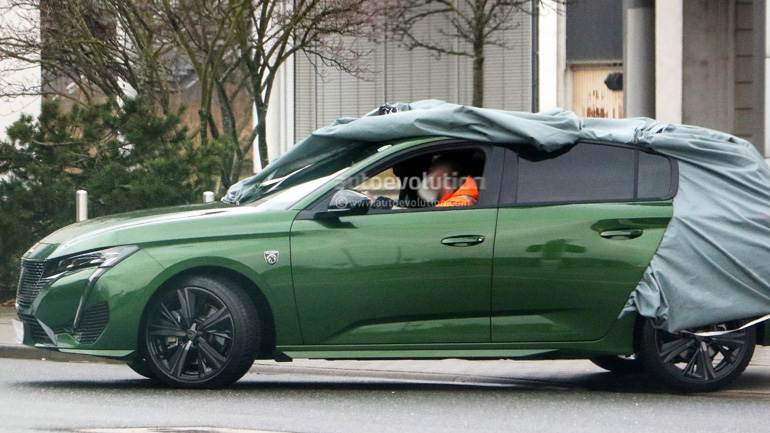 Το καινούριο λογότυπο της Peugeot έχει τοποθετηθεί και στο πλάι του αμαξώματος.