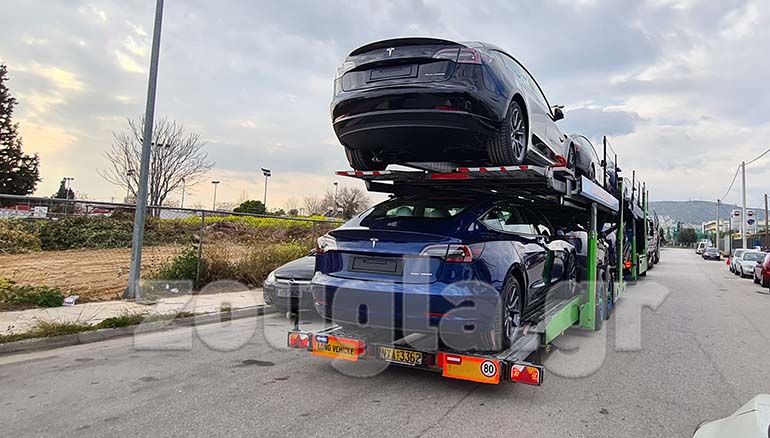 Αυτοκίνητα της Tesla πάνω στην αυτοκινητάμαξα...