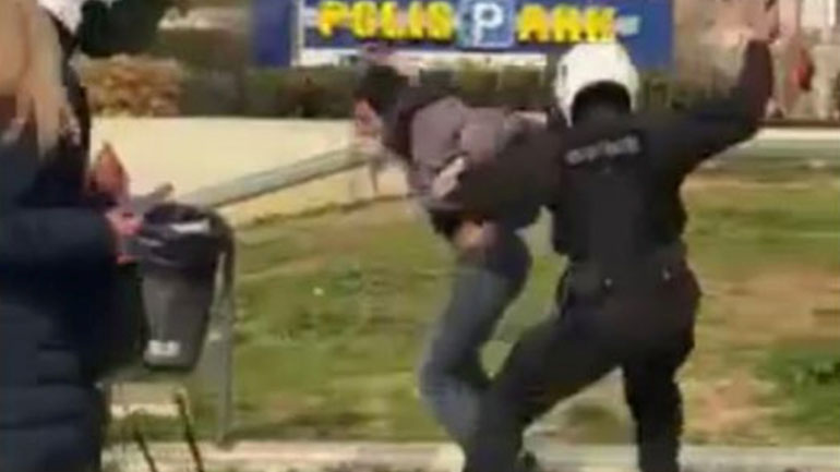 Σε διαθεσιμότητα ο αστυνομικός που χτύπησε με κλομπ τον φοιτητή στη Νέα Σμύρνη Σε διαθεσιμότητα ο αστυνομικός που χτύπησε με κλομπ τον φοιτητή στη Νέα Σμύρνη