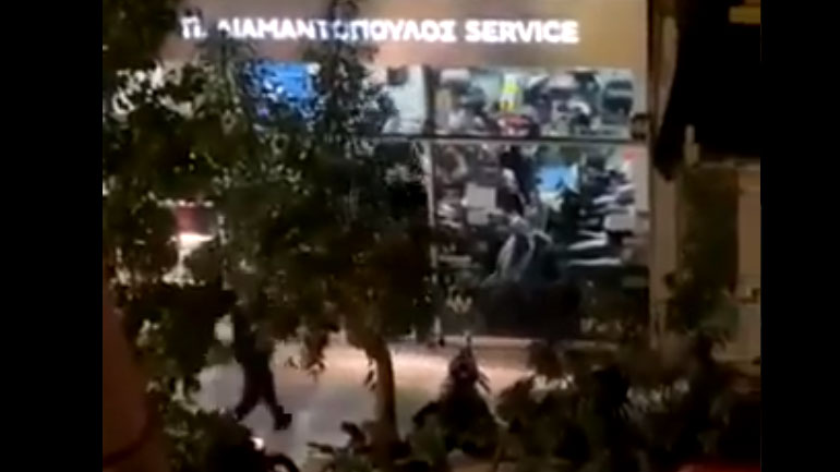 Ντοκουμέντο αγριότητας: Άγριος ξυλοδαρμός ατόμου από αστυνομικούς έξω από κατάστημα