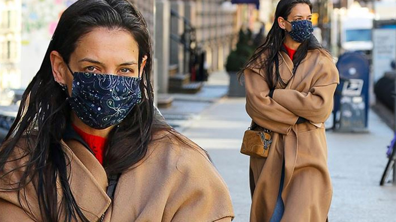 Camel παλτό: H Katie Holmes μας δείχνει πώς να φορέσουμε το πιο διαχρονικό πανωφόρι της γκαρνταρόμπας