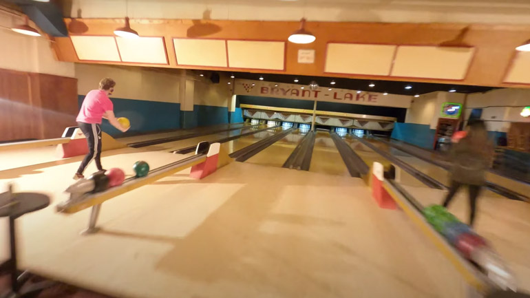 Drone εισβάλλει σε αίθουσα μπόουλινγκ Drone εισβάλλει σε αίθουσα μπόουλινγκ